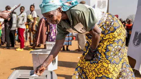 Economic Concerns Shape Malawian Presidential Election as Voters Cast Their Ballots
