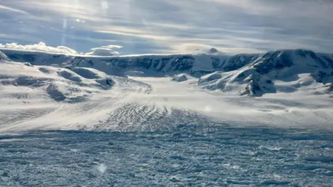 Rapid Retreat of Hektoria Glacier in Antarctica Raises Alarm
