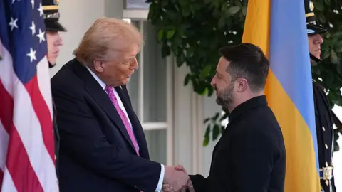 Zelensky's Cautious Engagement with Trump: Tomahawk Missile Talks Yield No Commitment