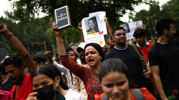 Thousands of ‘Cockroach’ Protesters Block Delhi Parliament Amid Education Re‑former Demands
