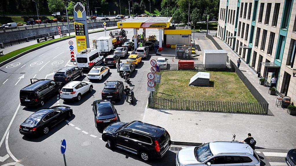 Fuel Crisis Reaches the Heart of Moscow
