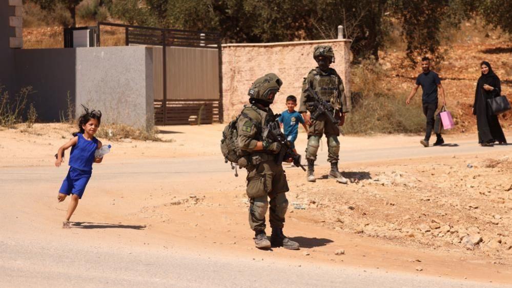 Israeli Soldiers Force Palestinian Families From Homes in Qusra After Settler Siege