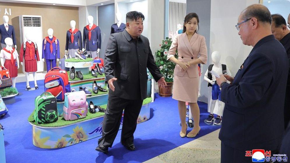 Kim Jong Un with daughter Kim Ju‑Ae at exhibition