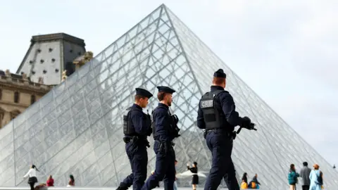 Louvre's Security Oversight Exposed Following Major Heist