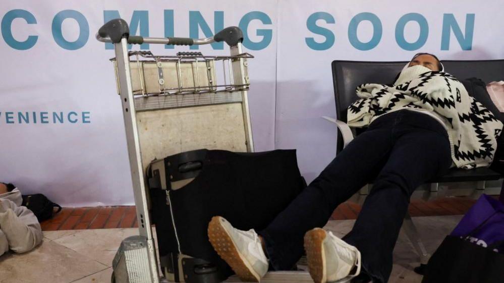 Indonesia Volcano Eruption Leaves 270,000 Stranded as Airports Extend Closures