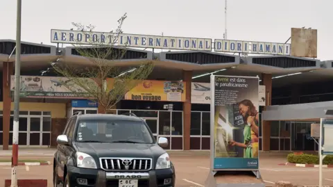 Gunfire and Explosions Ripple Through Niamey Near Airport