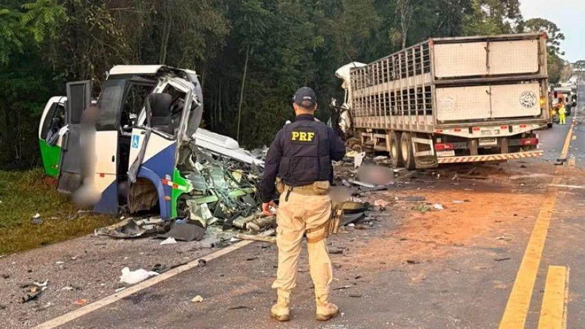 Fatal Bus‑Lorry Collision Claims Over 20 Lives in Brazil