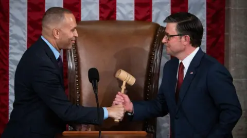US Congress Faces Stalemate on Government Shutdown Ahead of Key Vote