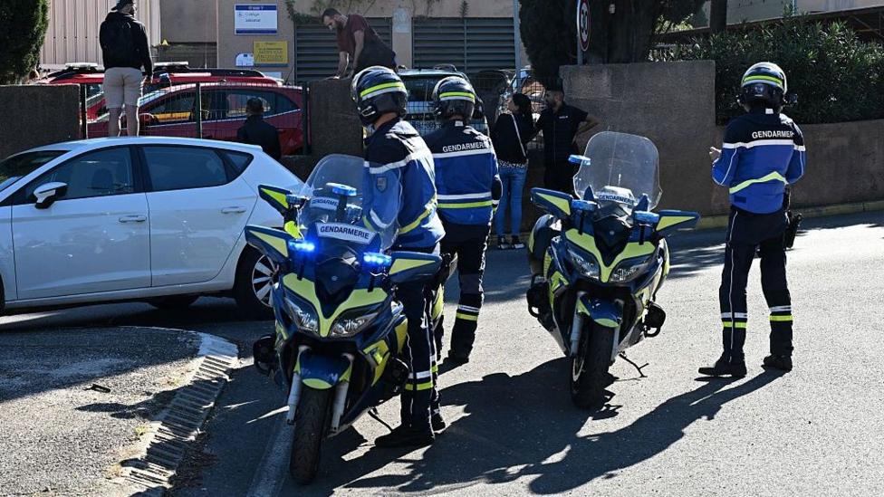 Police officers arrive at Lakanal school