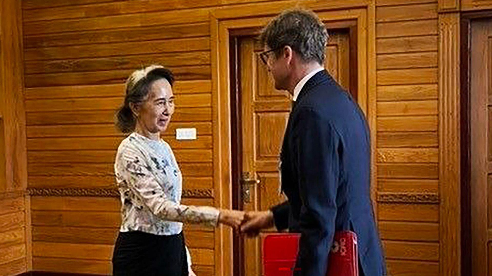 Aung San Suu Kyi Returns to Public Eye After 2½ Years of Isolation