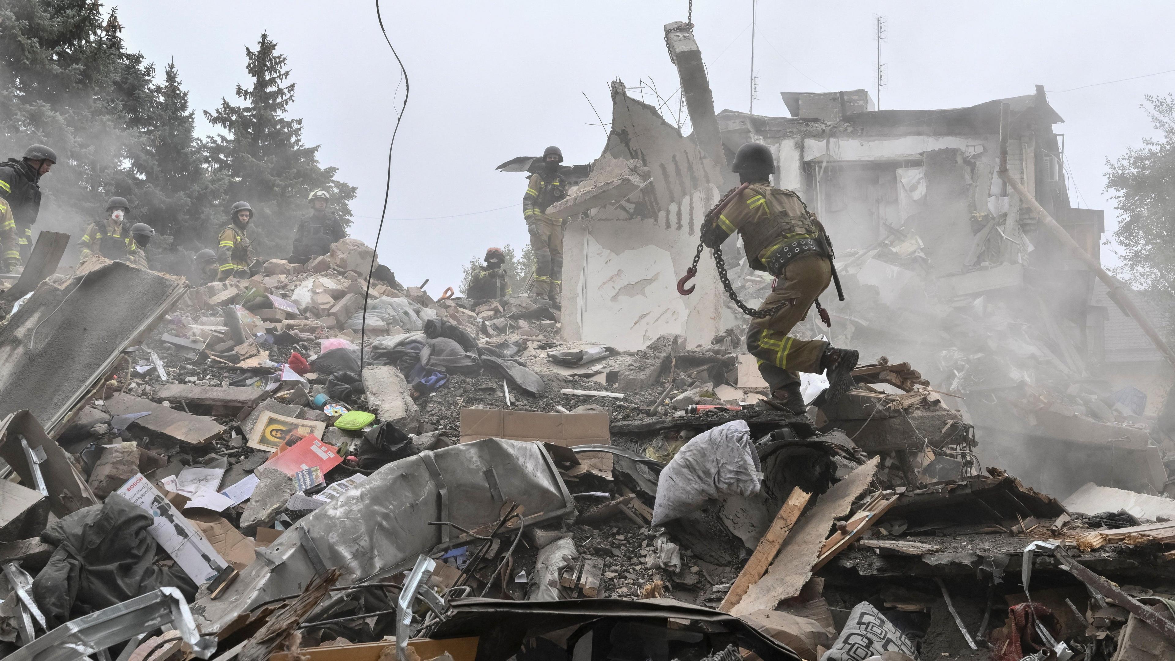 Russian glide‑bomb attack on Zaporizhzhia kills at least 20 people