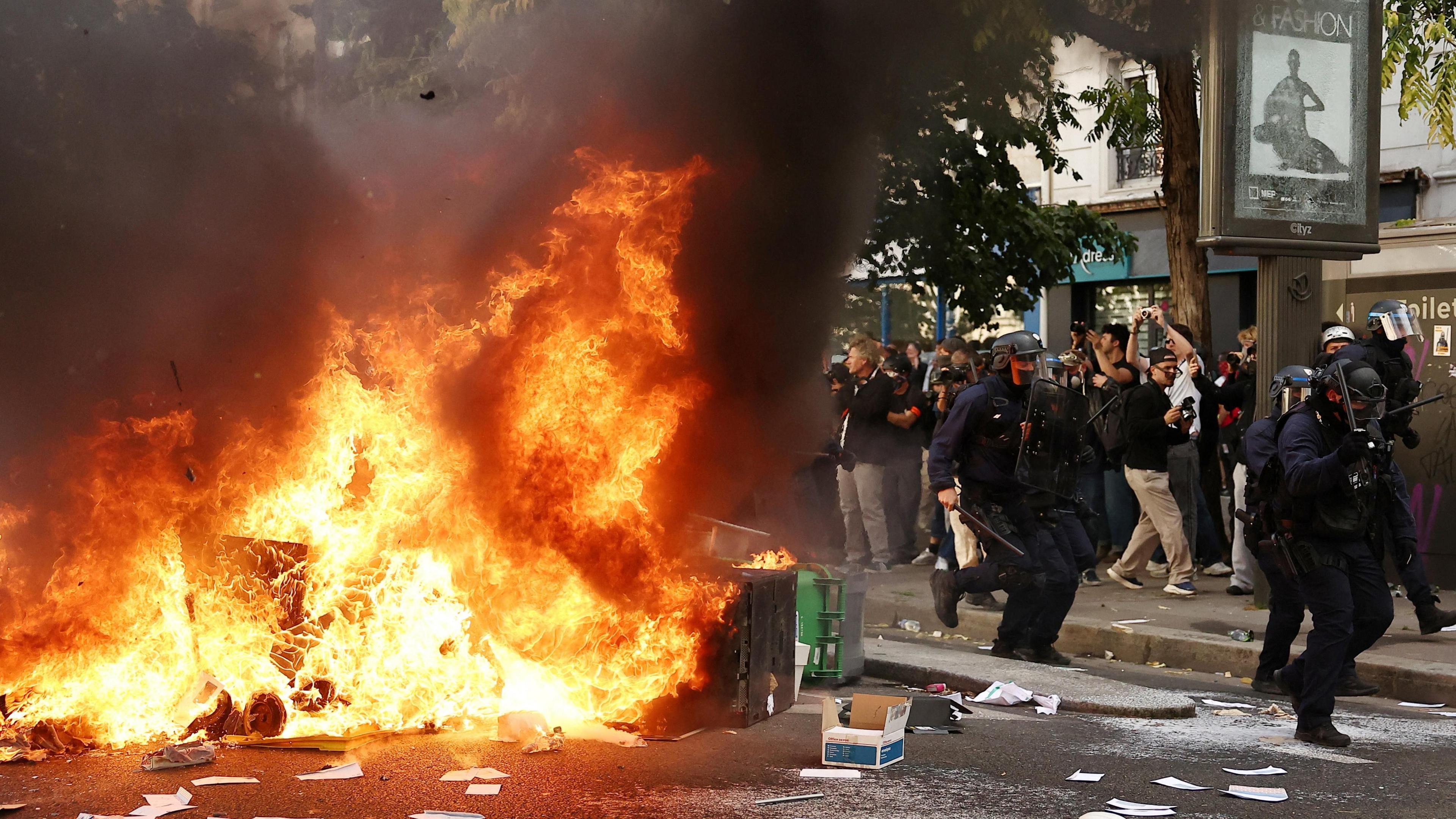 France Pauses Stun Grenade Use After 15‑Year‑Old Loses Hand in Lens Protest