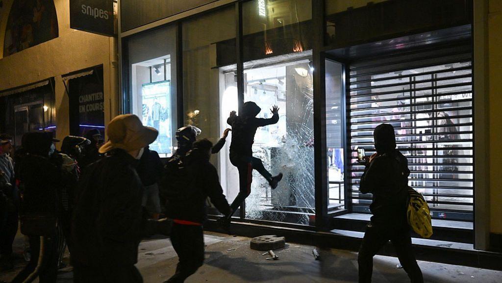 Vinted Bans Sale of Stolen Goods From French Riots
