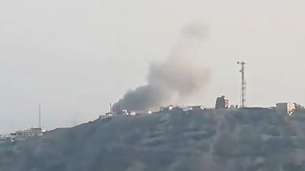 Smoke rising from the presidential palace in Aden following a Houthi missile attack