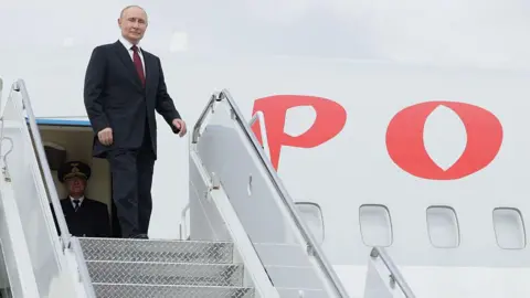 Navigating Challenges: Would Putin's 'Flying Kremlin' Cross EU Airspace for Budapest Meeting?