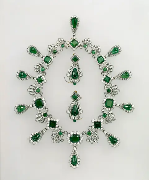 Chaos at the Louvre: Attendant Recalls Shocking Theft of Crown Jewels