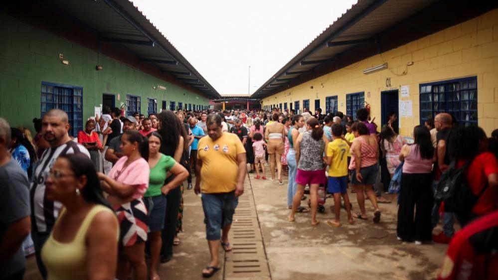 Brazil’s Election Night: Lula and Flávio Bolsonaro Tied in a Close Race