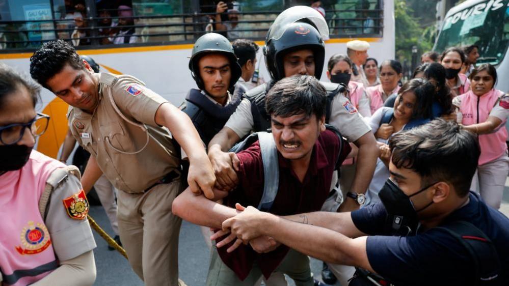 'Cockroach' Group Leaders Detained Ahead of Delhi Protest