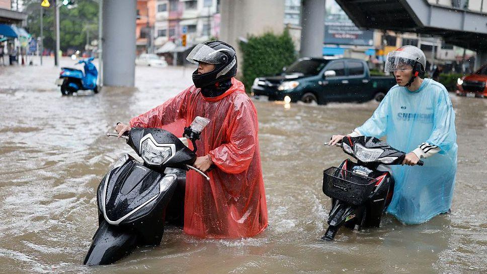 Bangkok hit by unprecedented flooding as emergency declared
