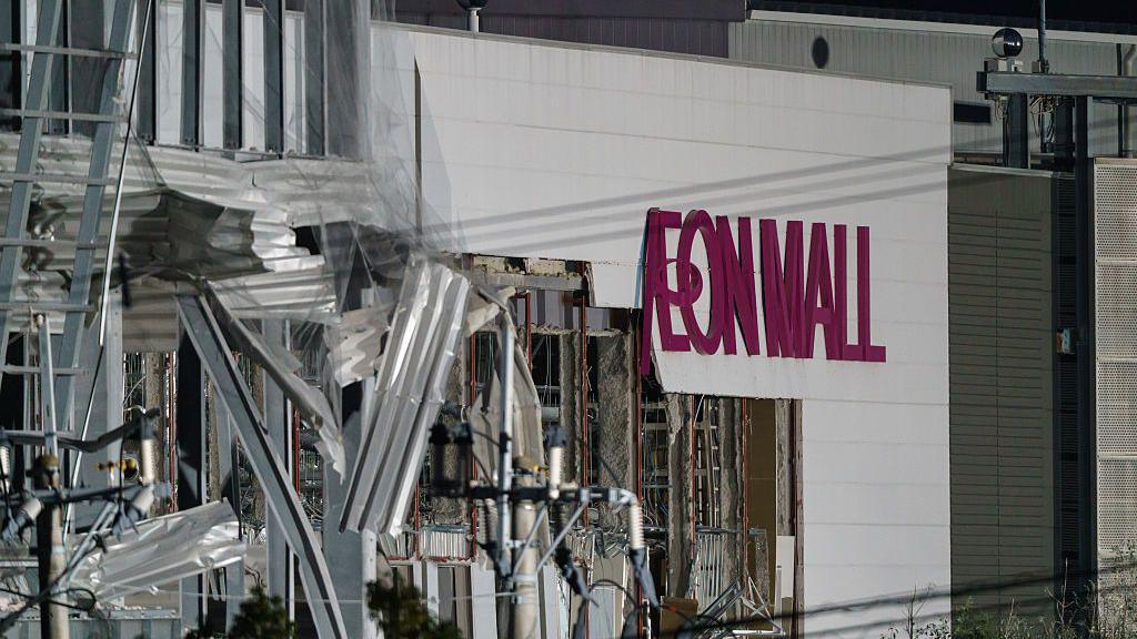 Tragic Aftermath: Two Employees Lose Lives After Re‑entering Earthquake‑Damaged Mall