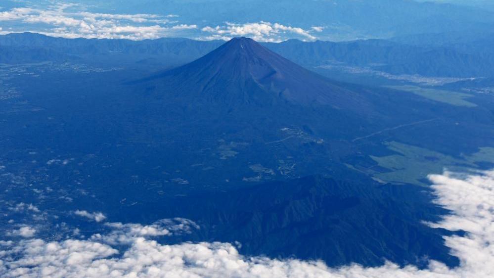 Father Leaves 7‑Year‑Old Alone on Mount Fuji, Police Reprimand