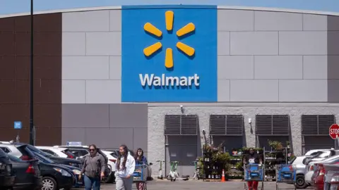 Walmart Warns US Shoppers Cutting Spending as Fuel Crisis Deepens