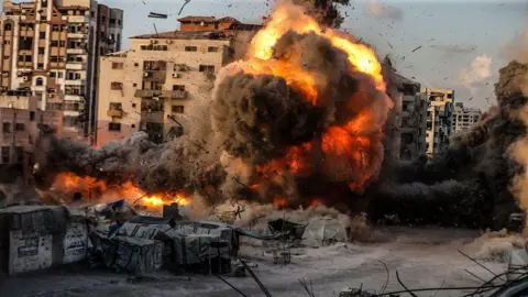 Escalating Conflict in Gaza: Israeli Troops Edge Closer to City Center